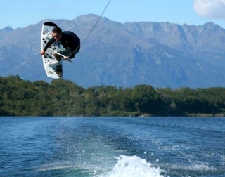 En wakeboard en el lago 